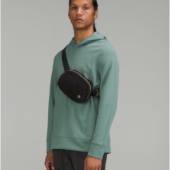 Lululemon Everywhere Belt Bag 1L Fleece Black Gold - Picture 6 of 7